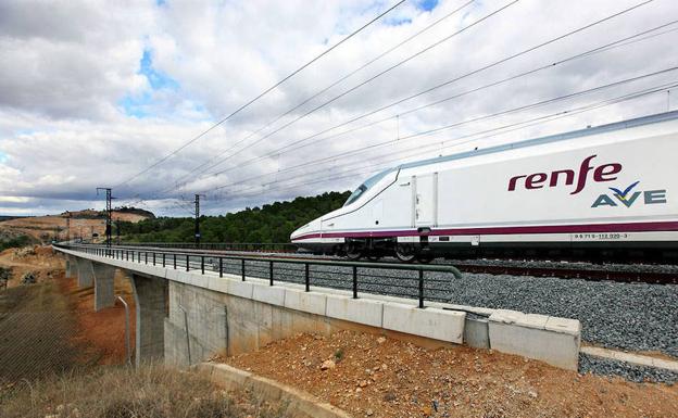 Un convoy del AVE circula por una vía española.