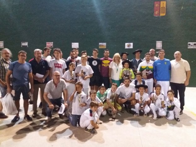 Foto de familia tras las finales en el frontón Tenorio. :: .