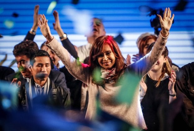 La expresidenta argentina Cristina Fernández de Kirchner, candidata a senadora, saluda a sus seguidores en Buenos Aires. :: D. Fernández/ efe