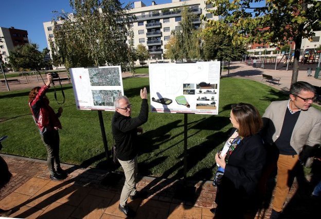 Imagen de archivo de la presentación del proyecto en el lugar donde se levantará la ludoteca. :: j. marÍN