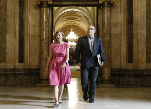 Forcadell y Guinó caminan por los pasillos del Parlament tras la reunión ayer de la Mesa. :: a. dalmau / efe/