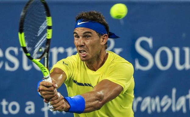 Nadal golpea la bola durante el partido.