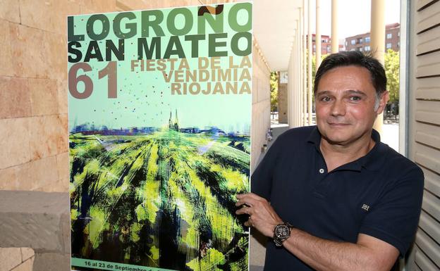 Manuel Romero con el cartel ganador.