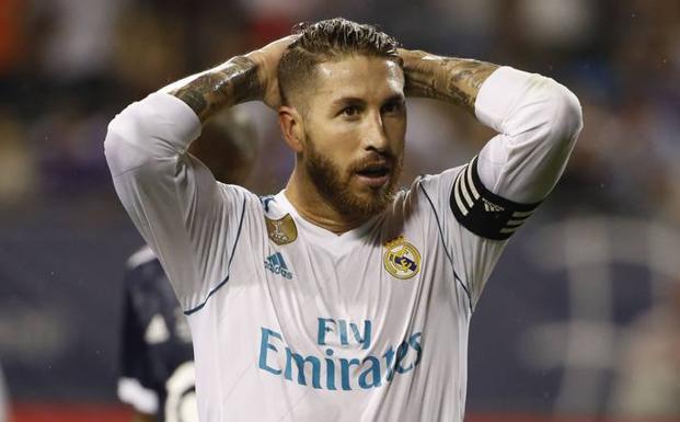 Sergio Ramos se lamenta en un partido.