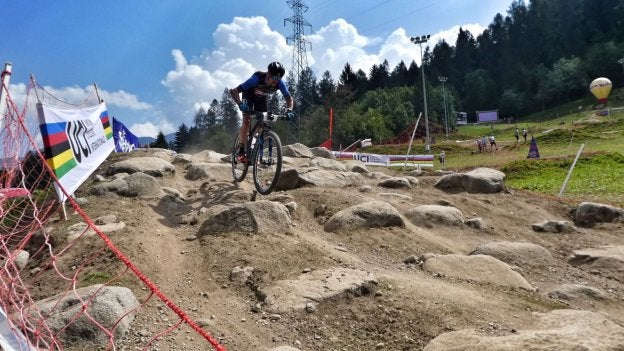 Carlos Coloma afronta una bajada en su primer entrenamiento en Val di Sole. :: pmra
