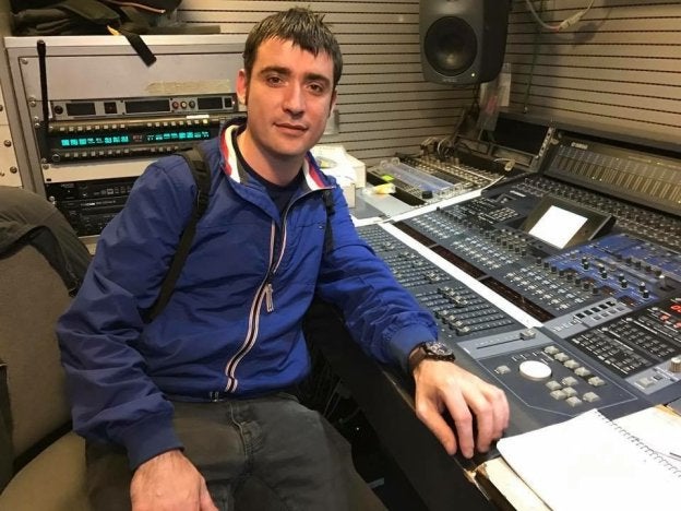 El ingeniero de telecomunicaciones asturiano Marcelino Sánchez, ante una mesa de sonido. :: r.c.