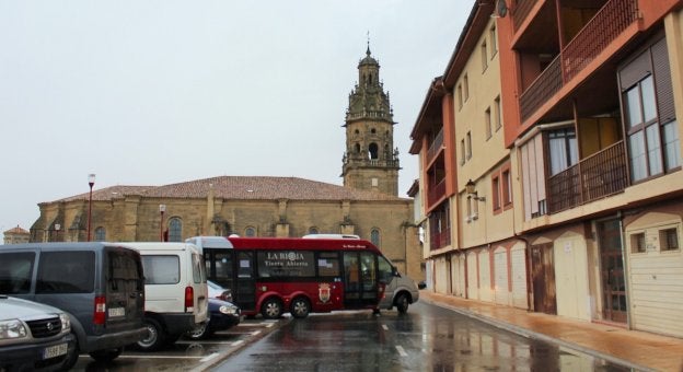 El autobús urbano de Haro circula por la Atalaya en uno de sus trayectos de prueba. :: D.M.A.
