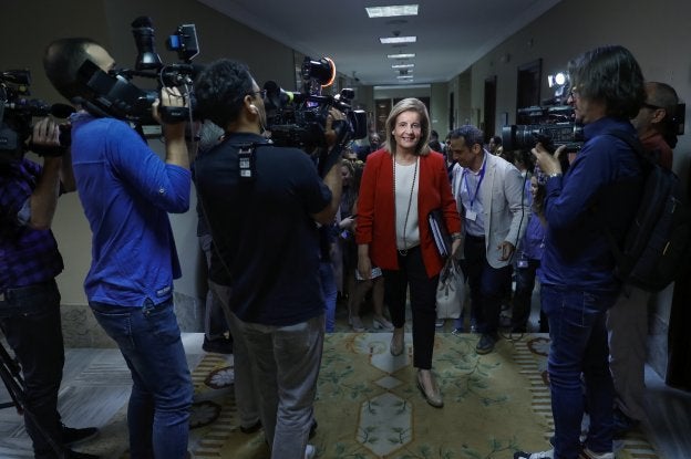 La ministra de Empleo y Seguridad Social, Fátima Báñez, ayer en el Congreso. :: efe