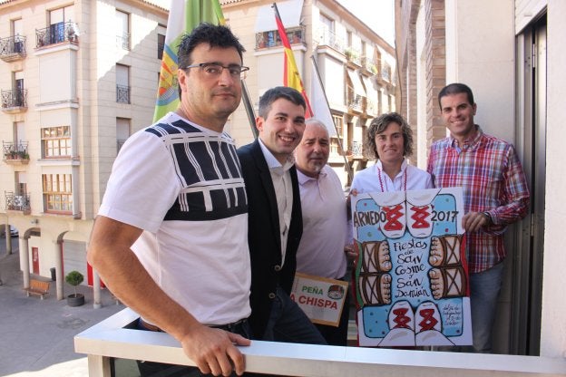Representantes de las peñas y el edil del Festejos, en el balcón desde el que se lanzará la 'bomba'. ::