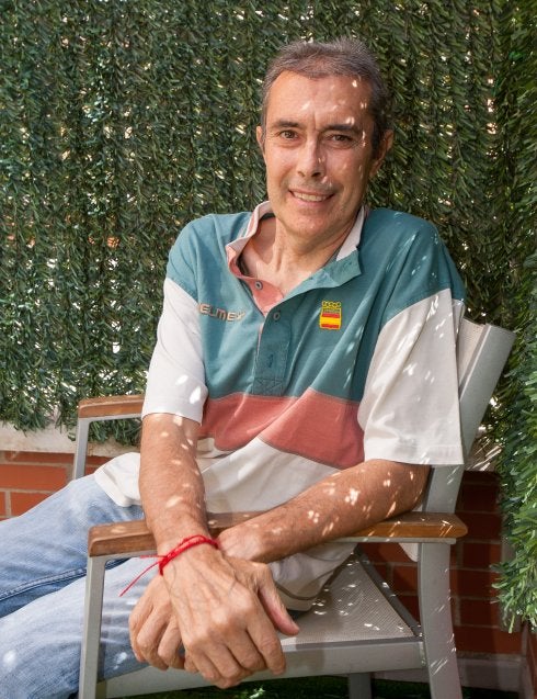 Jesús Ruiz
Bastida, en su
casa de
Villamediana con
la camiseta de
España. :: díaz uriel