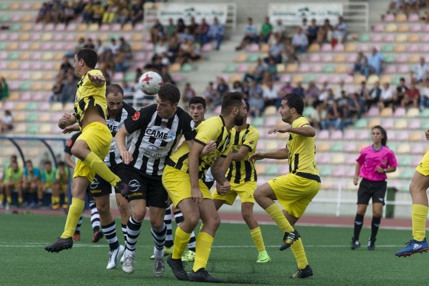 Los blanquinegros Labrador, Martín y Sota intentan rematar el balón entre la defensa rival. :: DONÉZAR