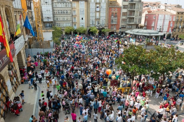 La plaza de la Paz se llenó para asistir al lanzamiento del cohete anunciador de las fiestas de la Vega. :: donézar