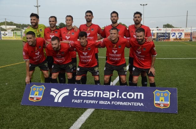 Alineación de la SD Formentera antes de un partido. :: diario de ibiza
