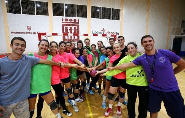 Las componentes del Sporting y sus técnicos, posan ante su primer partido liguero de la temporada. :: jonathan herreros