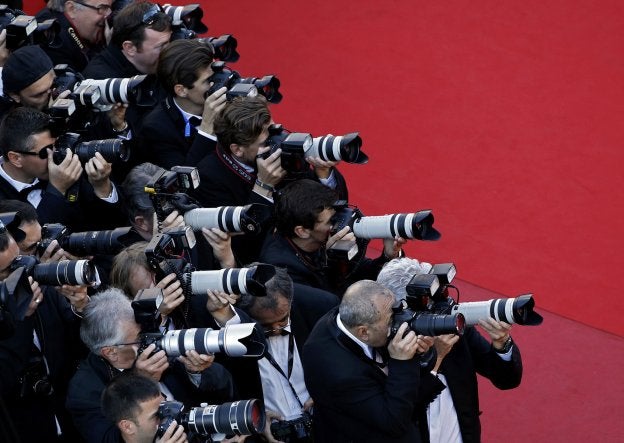 Una legión de fotógrafos apunta sus cámaras para retratar al famoso de turno en el Festival de Cannes.