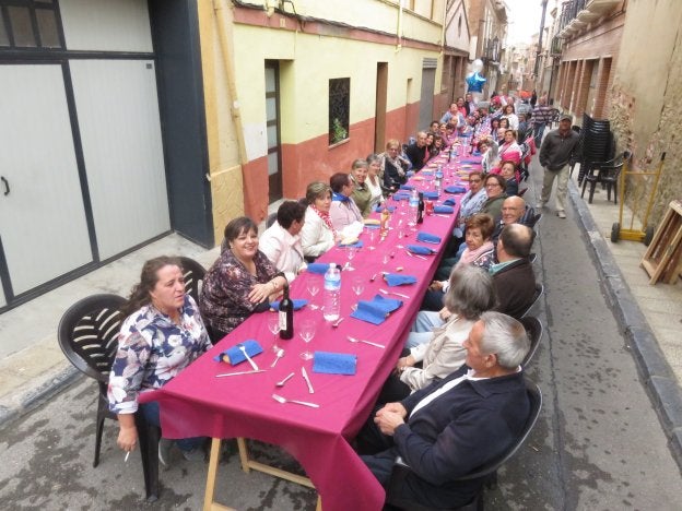 Un total de 125 personas compartieron la comida popular del barrio del Burgo en la misma calle de la iglesia de la patrona alfareña. ::