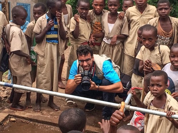 Juan Haro fotografía a un grupo de niños. :: j. h.