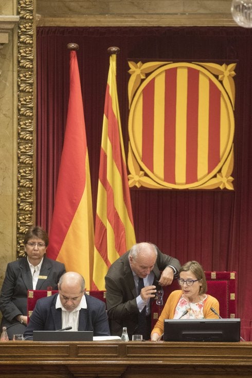 Un momento del pleno donde se aprobó la ley de referéndum. :: efe