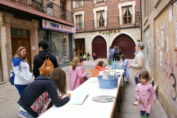 Los más pequeños no dejaron pasar la oportunidad de participar en el concurso de pintura. ::