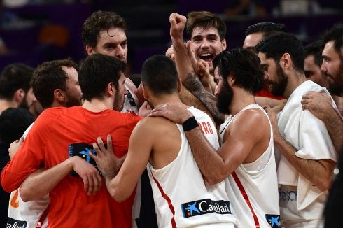 Los jugadores de la selección española festejan el pase a cuartos de final del Eurobasket. :: OZAN KOSE / afp