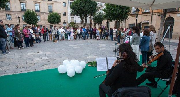 Uno de los actos de conmemoración, ayer, del día mundial de Prevención del Suicidio en la plaza de San Bartolomé de Logroño.