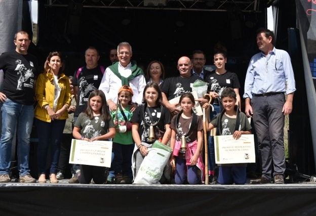 El alcalde, el presidente de La Rioja y el consejero de Ganadería, con los premiados en el concurso.