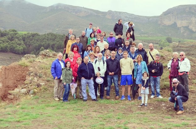 Alcaldes y vecinos de Fuenmayor y Tresses, en el castillo de Nalda.