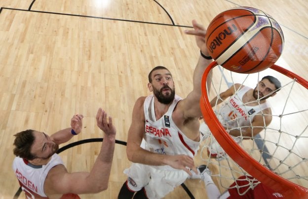 Marc Gasol machaca ante Turquía seguido con la mirada por Joan Sastre. :: efe