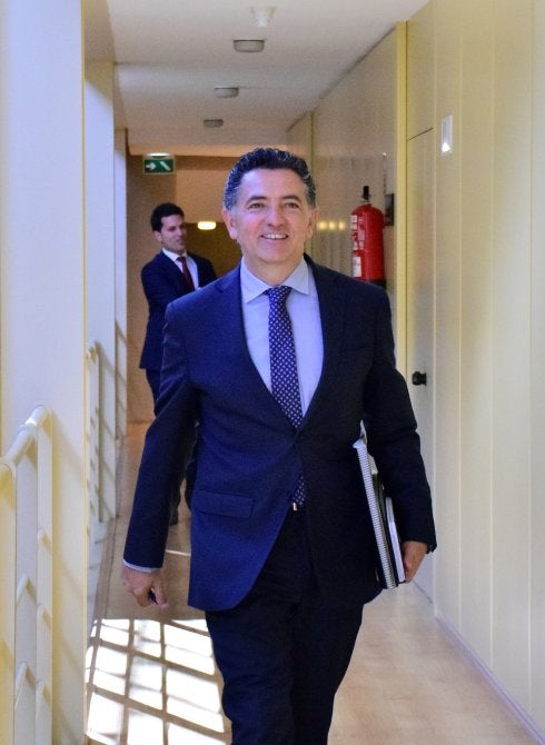 Cuevas, ayer, dirigiéndose a la comisión parlamentaria. :: m. herreros