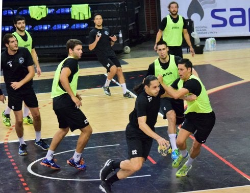 Garabaya trata de marcharse de Ángel Fernández. ::