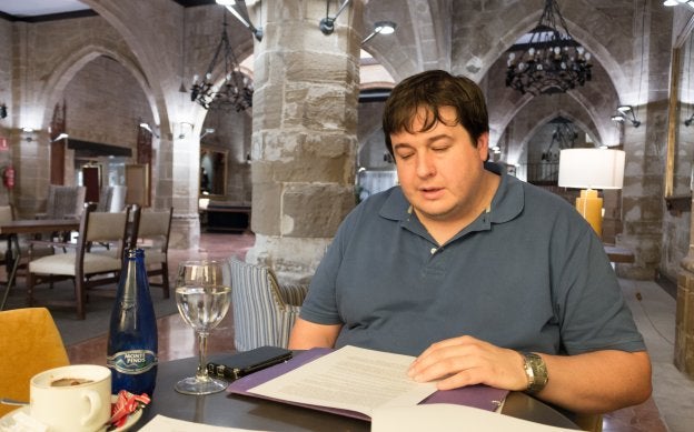 Carlos Barrón, al que acompañaron ayer otros miembros de su candidatura. ::