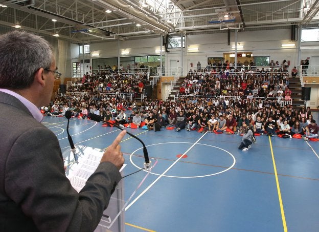 El rector de la UR, Julio Rubio, se dirige a los alumnos de nuevo ingreso en el acto de bienvenida en el polideportivo universitario.