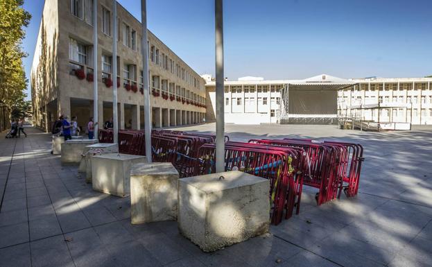 Bloques de hormigón que protegerán los accesos al Ayuntamiento