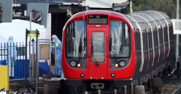 Agentes de la Policía científica trabajan en la estación de Parsons Green, lugar del atentado. :: Reuters
