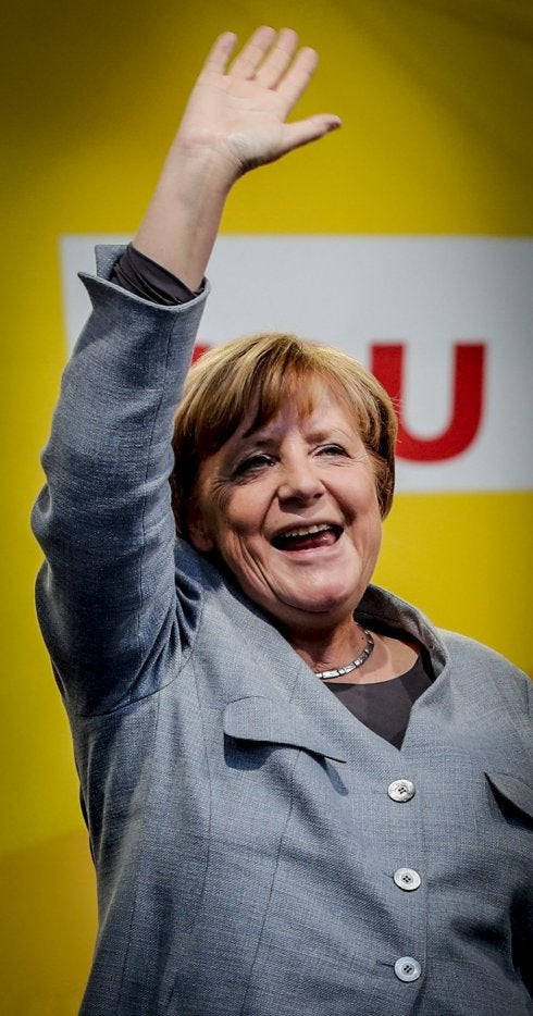 Una exultante Angela Merkel saluda a sus simpatizantes en uno de sus últimos mítines :: reuters