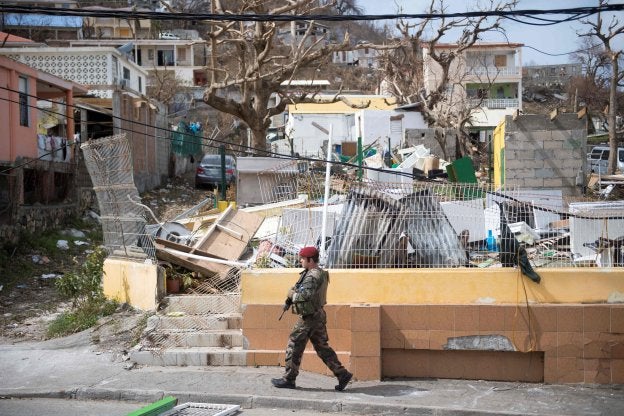 Un soldado francés patrulla por una calle de Marigot, en la isla caribeña de San Martín, tras el paso del huracán 'Irma'. :: Martin BUREAU / afp