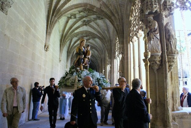 La imagen de la patrona de Nájera terminó su procesión en el claustro de su monasterio. :: F. D./
