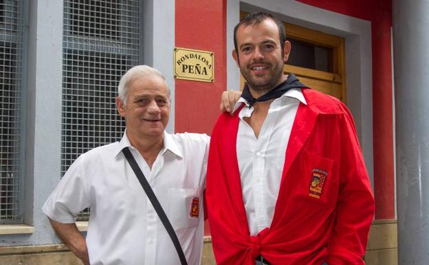 Ángel Jubera, junto al actual presidente de La Rondalosa, José Manuel Sáez. /