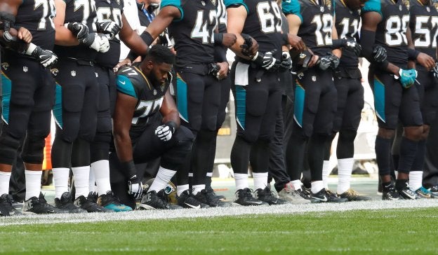 Patrick Omameh, de los Jacksonville Jaguars, se arrodilla, ayer, durante el himno de EE UU. :: reuters/