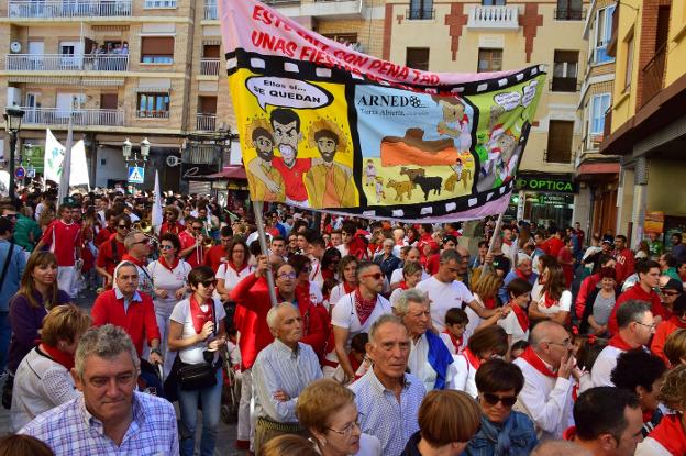 Pasacalles. Arnedanos de todas las edades se lanzaron a bailar con las peñas./