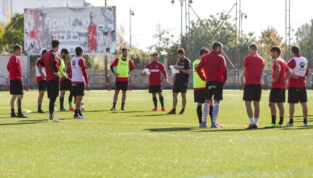 Sergio Rodríguez da instrucciones a sus hombres antes de iniciar un ejercicio.
/FERNANDO DÍAZ