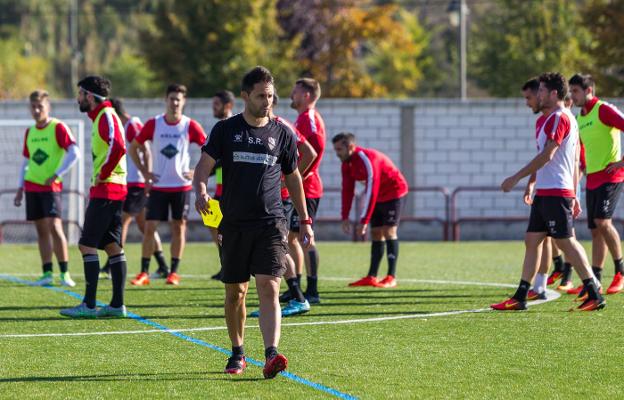 Sergio Rodríguez, en un entrenamiento en el Mundial'82, coloca las 'huellas' para la realización de un ejercicio. :: fernando díaz/