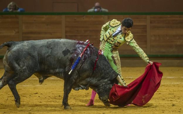 El Adoureño, al natural con el sexto de Escolar, novillo premiado con la vuelta al ruedo. :: justo rodríguez/