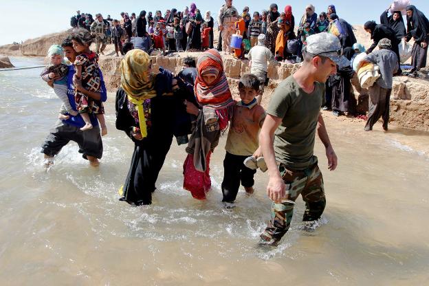 La población civil abandonó la ciudad de Hawija durante los combates. :: Reuters/