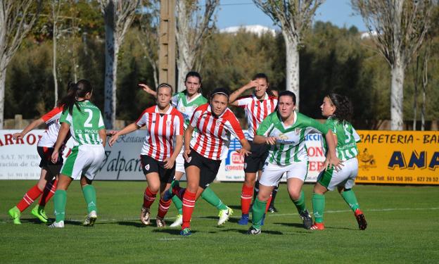 Jugadoras de ambos equipos esperan un córner. :: sergio martínez/