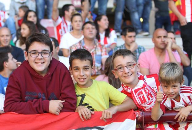 Distintas poses. Jornada para todos en la grada. Banderas en varios puntos y alegría de los aficionados mayores y de los jóvenes./