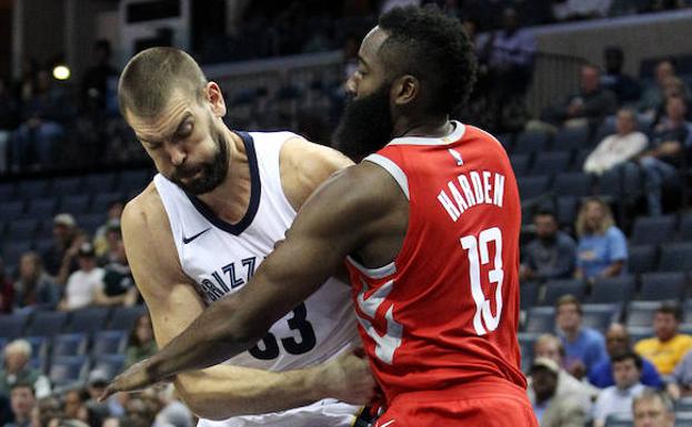 James Harden y Marc Gasol./Efe