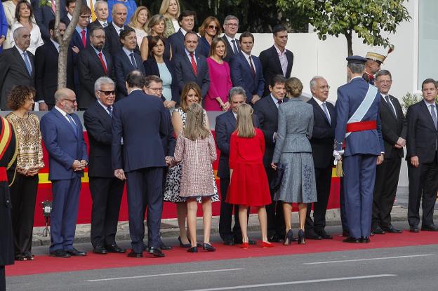 Los Reyes, la princesa de Asturias, la infanta Sofía y Rajoy saludan a las autoridades presentes en el desfile militar de ayer. :: alberto ferreras/