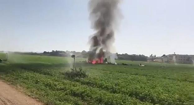 Restos del caza estrellado ayer cerca de la base de Los Llanos, pilotado por Borja Aybar. :: reuters/