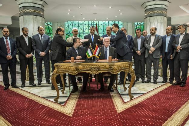 El nuevo líder adjunto de Hamás, Salah al-Arouri, y el representante de Al Fatah, Azzam al-Ahmad, sellan la reconciliación. :: k. desouki / afp/